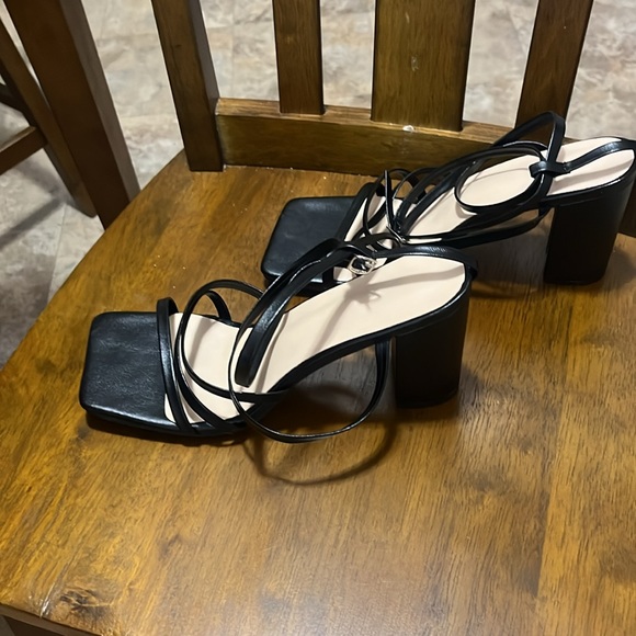 Size 10 fits like 9.5 black small heel/ wedge , tie up - Picture 5 of 6